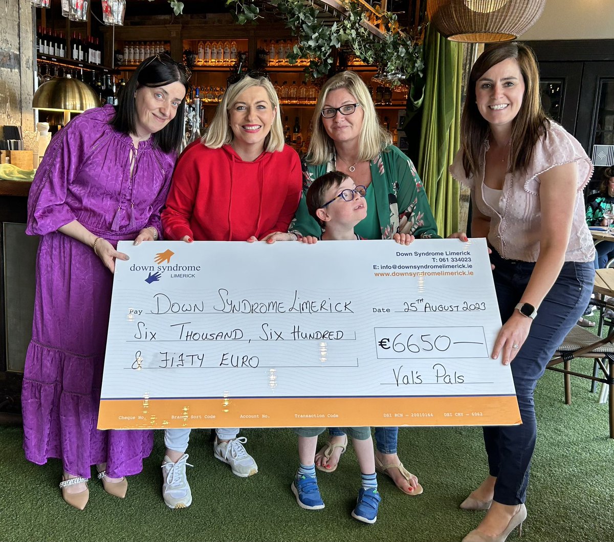 DSLimerick's tweet photo. In April, a group got together to do the Great Limerick Run in memory of their fab friend Valerie Murphy, who sadly passed away last year. “Val’s Pals” raised an amazing €6650 for us. We are so grateful for your wonderful kindness while grieving your daughter & friend.
#ValsPals https://t.co/po2mIiZsts
