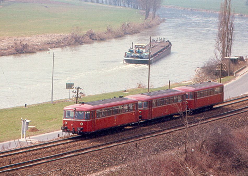 CheminsdeFerTC's tweet photo. #Gundelsheim en #Allemagne, 1970. La ligne secondaire Heilbronn - Heidelberg suit le Neckar. La page Wikipédia qui publie cette photo dit que les #Schienenbus #VT95 ont sauvé le réseau secondaire allemand à cette époque. On en est de nouveau là !
Photo de Roger Wollstadt. https://t.co/9ROO2hL3wn