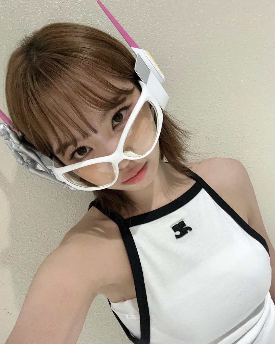 hourchaewon's tweet image. ARE WE SEEING HER ?????