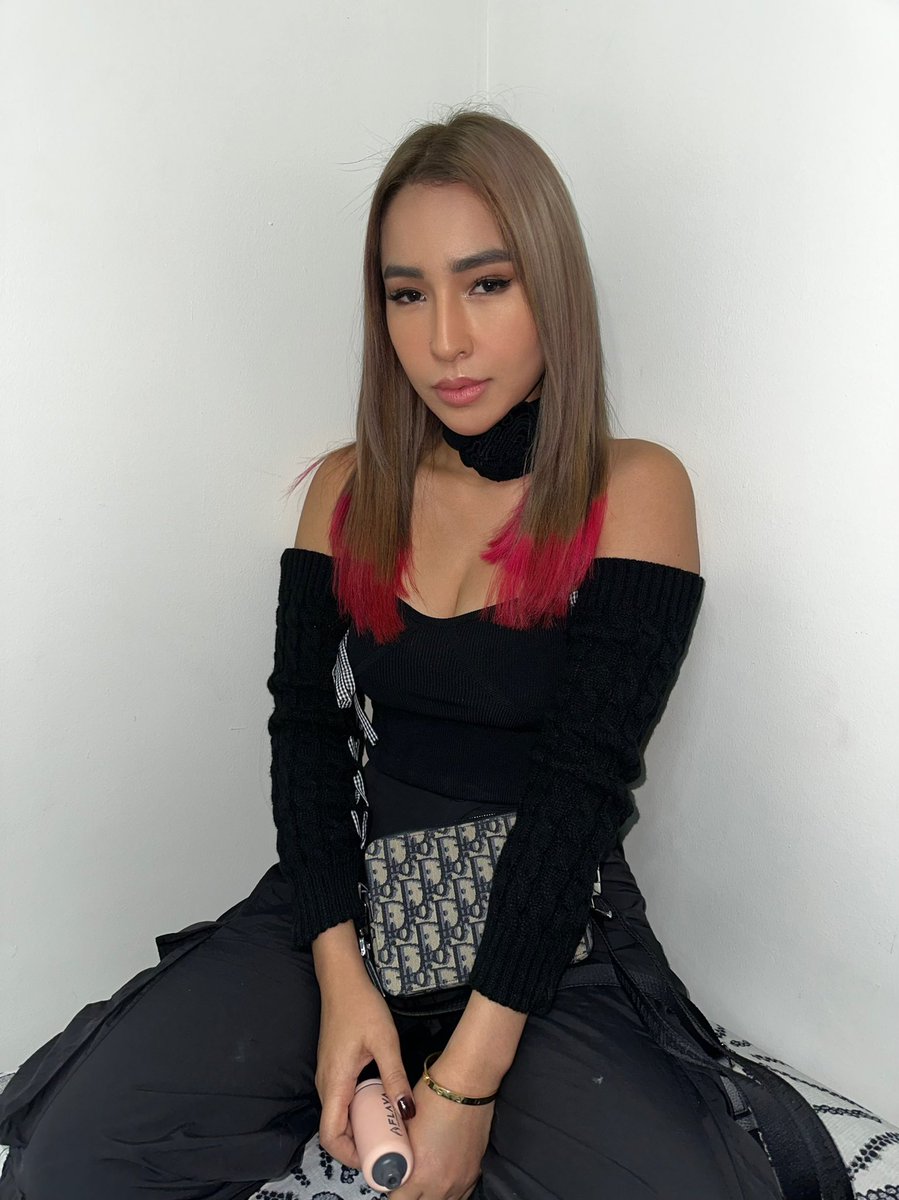 JelaiAndres's tweet photo. Ngayon nalang nakapag twitter uli!!! Miss you. Sira padin fb page ko pero sana magustuhan niyo new hair ko pauso: Posporo hair 😂🖤😘 Labyu 
May bagong vlog din! Alam niyo na san mapapanood yun 😘 https://t.co/c5o23AyKiJ