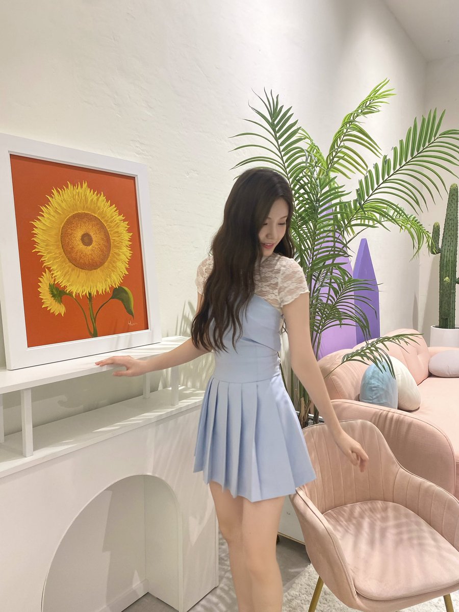 CSR_offcl's tweet photo. 🌷🌻💙

#첫사랑 #CSR #수아 #SUA https://t.co/CCJ4OEdxId