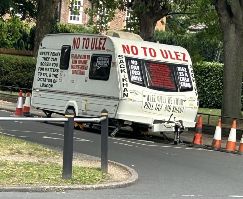 An anti-ULEZ protestor parked a caravan outside Sadiq Khan's house yesterday. Not big, nor clever, but you can understand their frustration... All non-compliant Londoners get ULEZ taxed from midnight tomorrow, netting Khan an additional £500 million/year in taxes from motorists