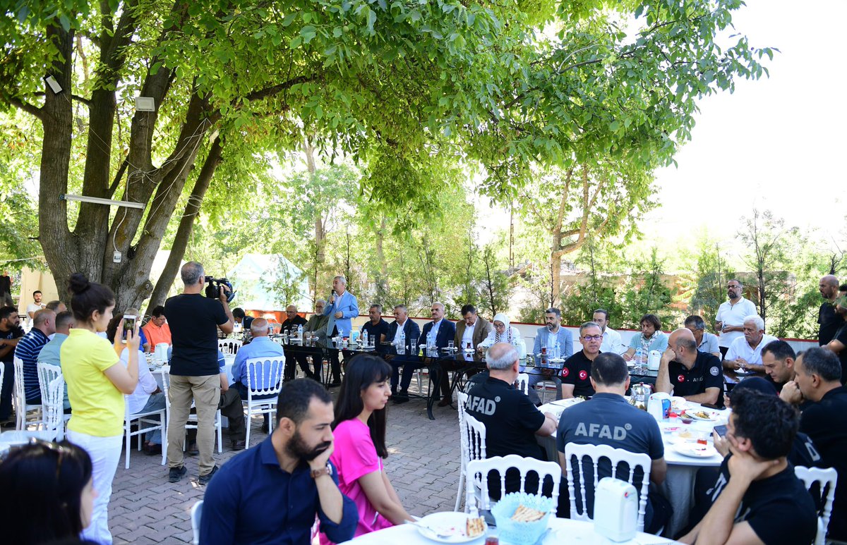 oznurcalik's tweet photo. İçişleri Bakan Yardımcımız @munirkaraloglu , AFAD Başkanımız Okay Memiş ile birlikte İstanbul Yeşilyurtlular Derneği ve Çırmıktılılar Derneğinin düzenlediği istişare toplantısına katıldık. https://t.co/DOq34KjDd6