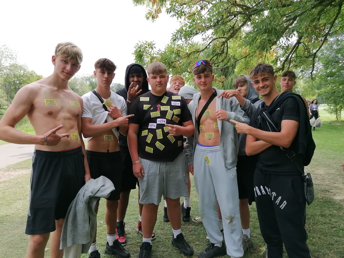 BerkshireforEU's tweet photo. @DeclanMcKenna Hi ππ½ @DeclanMcKenna #ReadingFestival is looking forward to welcoming you! @BerkshireforEU's #BollocksToBrexit stickers have been a massive hit. Let us know if you want some up on stage! And don't forget to let your crowds know #BrexitIsBollocks https://t.co/sAtWesd0c3