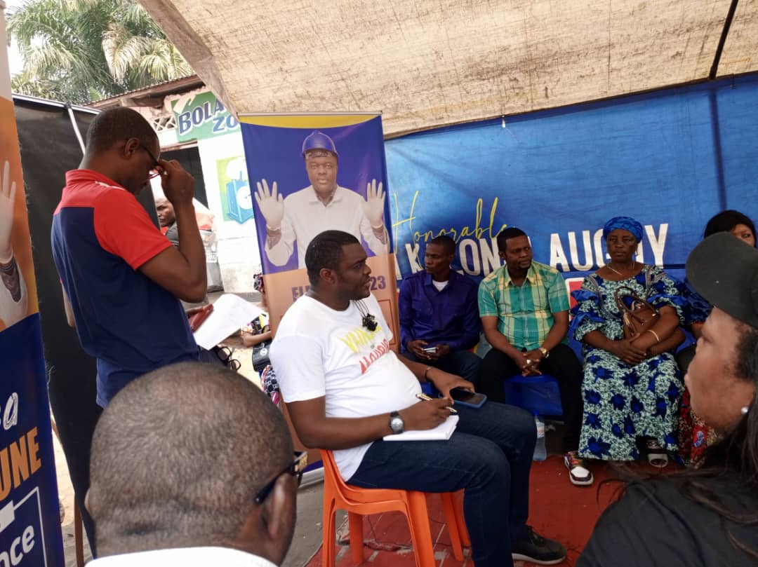 Ibanda_Gedeon's tweet photo. L'élu du peuple #Auguy #KALONJI
S'est entretenu avec la population de la N'SELE en perspective de connaître leurs desideratas. L'élu qui a tout donné pour son pays et sa circonscription #KLZ. https://t.co/5fudrbsxI2
