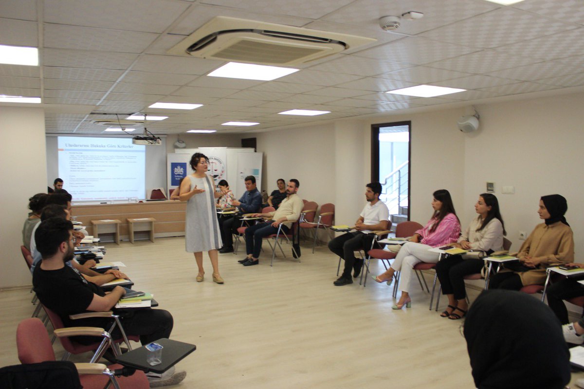 urfabarosugoc's tweet photo. Merkezimiz ile Mültecilerler Dayanışma Derneği işbirliğinde ‘Avukatlara Yönelik İltica ve Göç Hukuku Semineri’ düzenlenmiştir. Emeği geçenlere teşekkür ederiz https://t.co/SulRiXW75s
