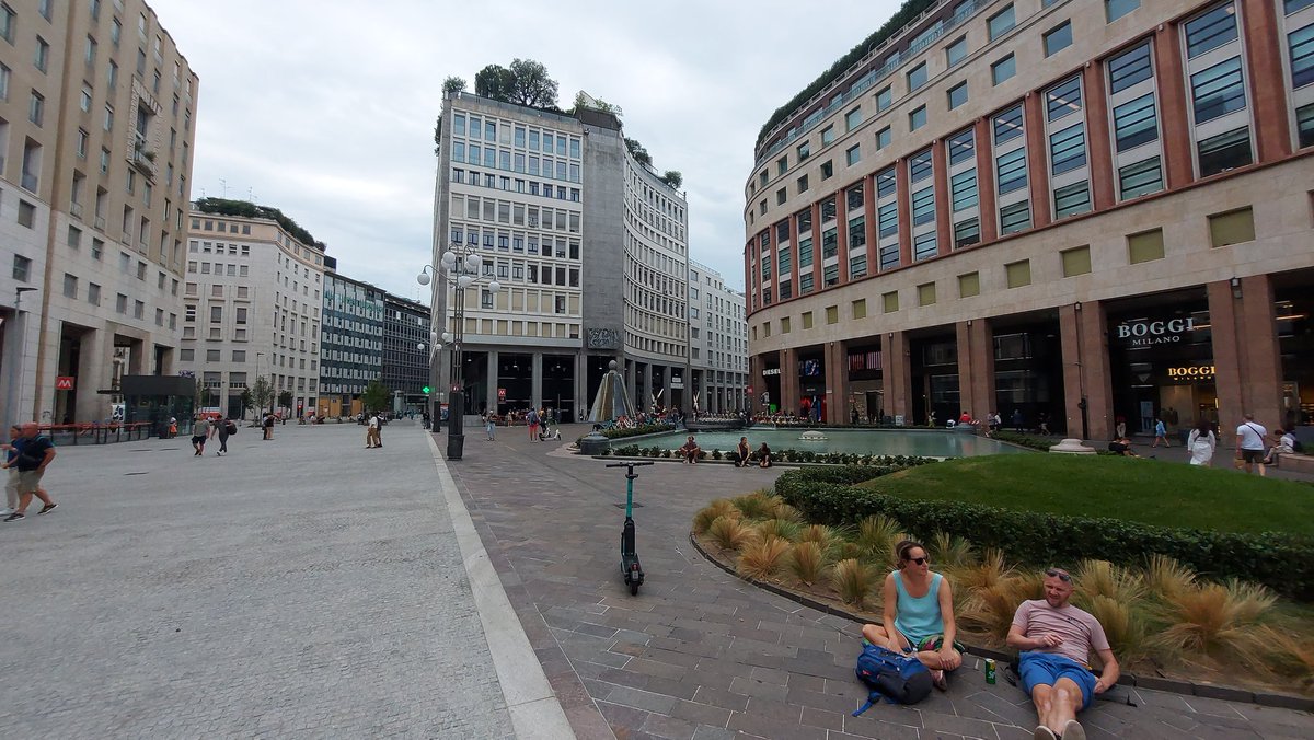ilpinz's tweet image. Ma quanto è bella la nuova piazza San Babila a Milano? Ci sono ben 10 alberi e tantissimo spazio per sedersi per terra. "Capolavoro urbanistico" è il meno che si possa dire. Aspettare tanto ne è valsa assolutamente la pena. ❤️