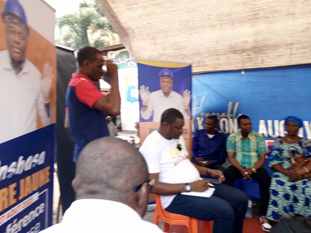 Ibanda_Gedeon's tweet photo. L'élu du peuple #Auguy #KALONJI
S'est entretenu avec la population de la N'SELE en perspective de connaître leurs desideratas. L'élu qui a tout donné pour son pays et sa circonscription #KLZ. https://t.co/5fudrbsxI2
