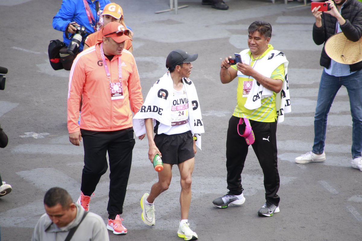El boliviano Hector Garibay Flores gana la #maratóncdmx 2023 con 2:08:23 en la categoría élite. Bolivia hace historia en México