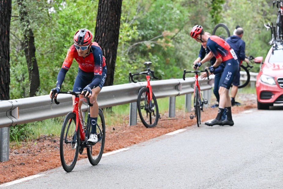 ÚLTIMA HORA 16.24 h: Nous problemes de #LaVuelta23 al seu pas per Catalunya.
👉🏻 L’organització denuncia que avui molts ciclistes estan patint punxades a les rodes.
👉🏻 Els comentaristes de TVE sospiten que hi ha trams en els quals creuen que “algú ha tirat xinxetes”.