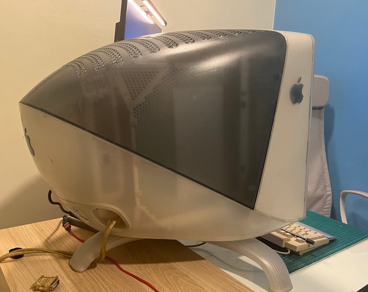 Cheese06909689's tweet photo. An absolute score this week, this bastard of a monitor, the Apple 21 inch Cinema Display. It is a perfect match for my Graphite G4 but it is ever so MASSIVE https://t.co/CiFtejimF4