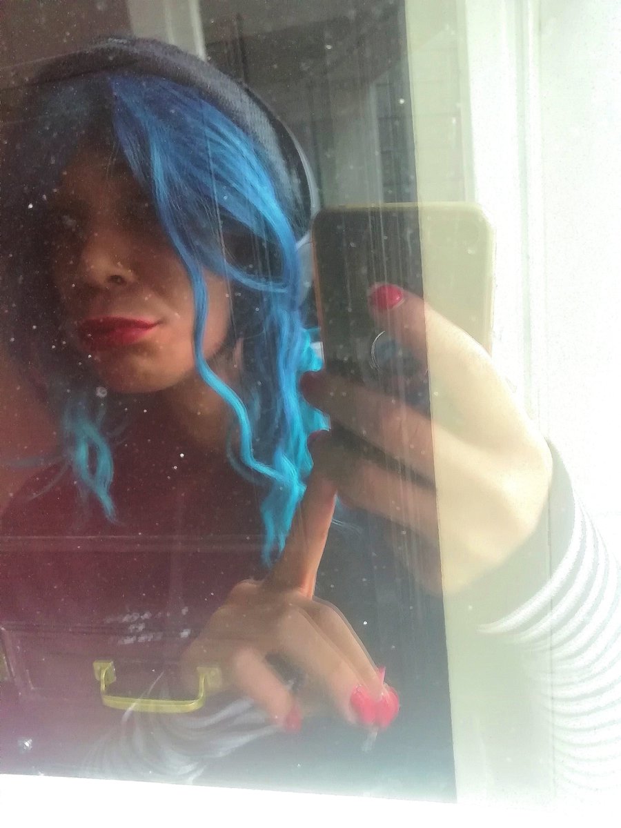 Alaplaceduchat's tweet image. Who dis? She lookin' at me funny and sh*t. She seem like she on some dumb sh*t. #transpride #weirdAss #mutantpride