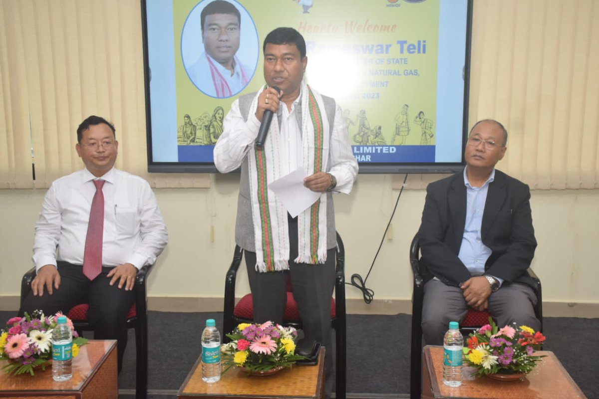 Rameswar_Teli's tweet photo. Visited the @IndianOilcl POL Depot at Moinarbond, Rongpur, Silchar. 

Interacted with the senior officials at the facility, took stock of the plant's functioning &amp; encouraged them to ensure highest standards of efficiency.

@PMOIndia 
@HardeepSPuri 
@PetroleumMin https://t.co/nQED14cH08
