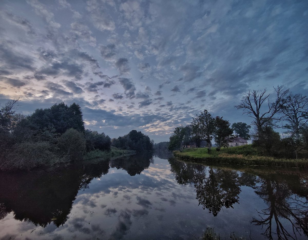 oskarsvizbulis's tweet photo. Durbei(pa kreisi) satekot kopā ar Tebru(pa labi), veidojas Saka, kas ir Latvijas īsākā upe(6 km). #kurzeme #dienvidkurzeme #durbe #tebra https://t.co/ipHg23escu
