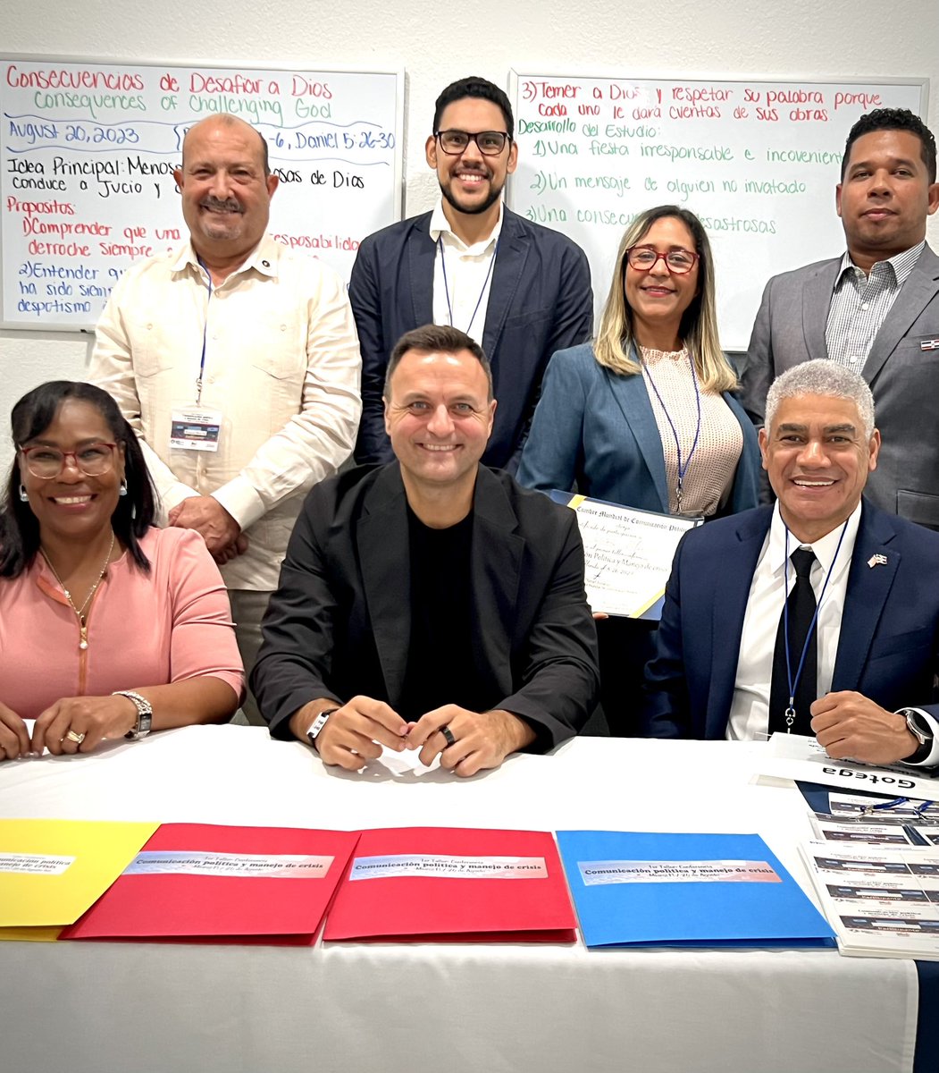 divoskus's tweet photo. Después de firmar ✍️ los diplomas, el equipo RD 🇩🇴 en Miami súper motivado…
#Alacop #Consultoria #Politica #Comunicacion #Estrategia #Equipo #CumbreCancun https://t.co/8uVzk3oBFO