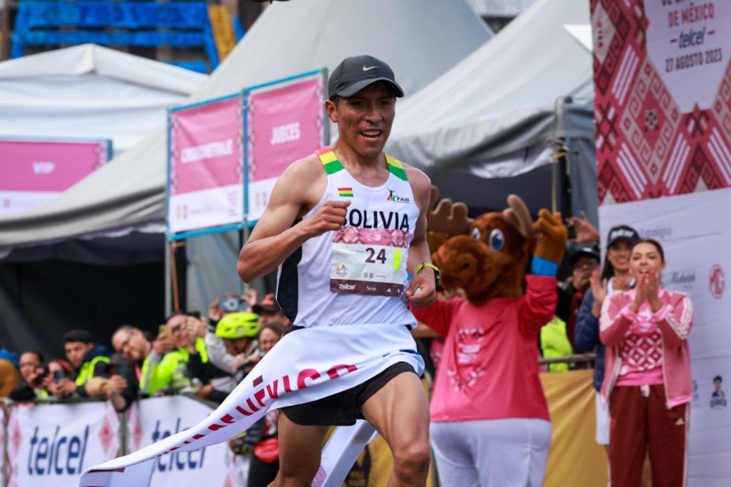 Felicidades a Héctor Garibay Flores de Bolivia, primer lugar en la categoría Élite varonil. Con un tiempo extraoficial de 2:08.23. Récord Histórico del Maratón. #MaratónCDMX2023.