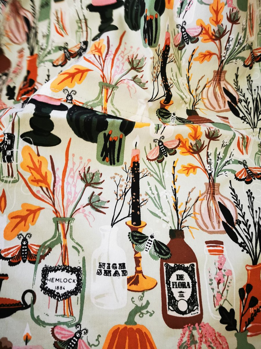 samgerrits's tweet image. Haha awesome @NadineBoke heeft een Halloween kookschort gekocht. #hemlock #nightshade #diadelosmuertos 🎃🎃🦇🦇👻