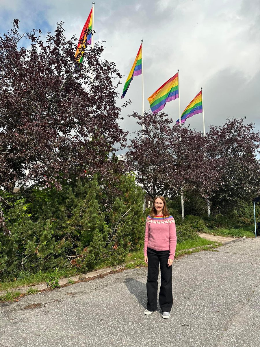 #Masku’n kunnan 🏳️‍🌈-liputus sai tänään liehua <a href="/turkupride/">Turku Pride</a>-viikon päätteeksi rauhassa. Kiitos lippujen juurella tänään käydyistä antoisista keskusteluista, evästyksistä ja palautteesta! Työ yhdenvertaisuuden eteen jatkuu. Ps. Päälläni olevan villapaidan on neulonut puolisoni Simo.