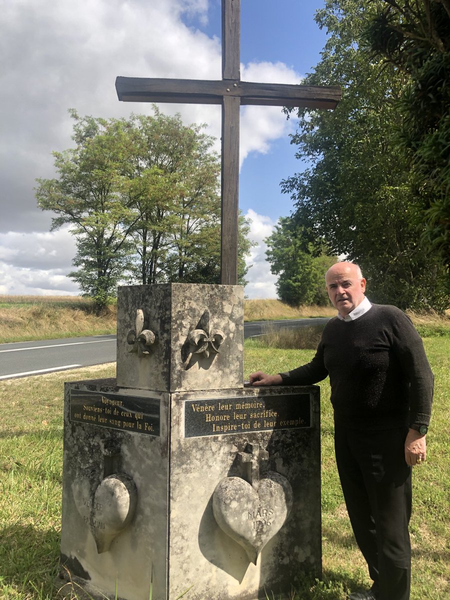 TdlTocnaye's tweet photo. Pèlerinage Mémoire #Massacres de la #MontéeRouge (15Mars1796):fin des combats de la #VendéedePalluau (#Chouannerie #BasBerry) > +100 personnes tuées pour la défense de leur foi religieuse,la #Convention ayant décrété la chasse aux prêtres réfractaires et l’interdiction des messes https://t.co/CzN3AJTwOg