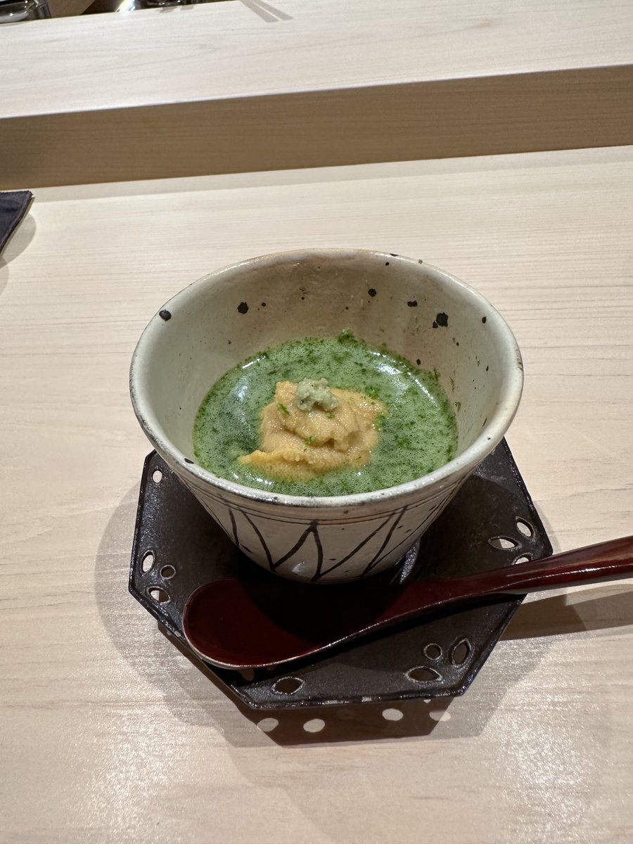 BabyEchuco's tweet photo. 今月の  すし宮川 さま
つまみもまた素晴らしかった…
翡翠色の銀杏の入った茶碗蒸し
菊の花を散らした白甘鯛の唐揚げ
季節が秋に向かっていくのを感じます
トマト水茄子オクラ花咲蟹にはトマトと焼き茄子のジュレを絡めて
幸せな時間です
#札幌すし
#すし宮川
#ホスピタリティの神様
#宮川���んは神様 https://t.co/cCDmFRFRHv