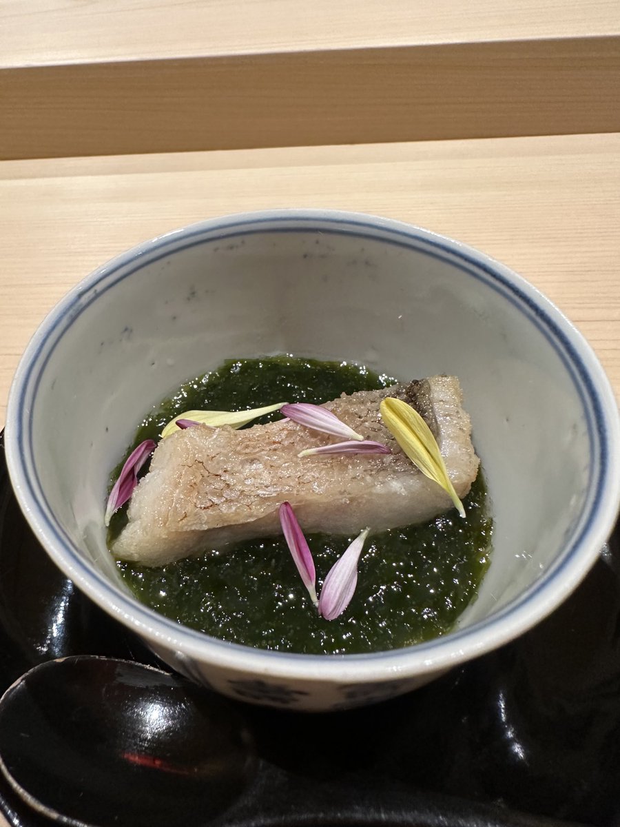 BabyEchuco's tweet photo. 今月の  すし宮川 さま
つまみもまた素晴らしかった…
翡翠色の銀杏の入った茶碗蒸し
菊の花を散らした白甘鯛の唐揚げ
季節が秋に向かっていくのを感じます
トマト水茄子オクラ花咲蟹にはトマトと焼き茄子のジュレを絡めて
幸せな時間です
#札幌すし
#すし宮川
#ホスピタリティの神様
#宮川���んは神様 https://t.co/cCDmFRFRHv