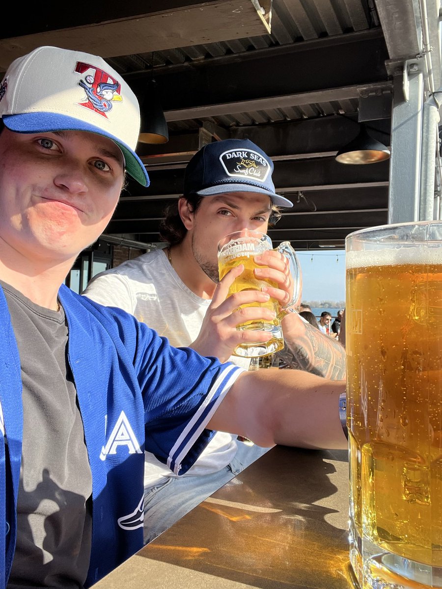 No Olie this year. Just beers. 
Happy birthday brother <a href="/josh8dawick/">Josh Dawick</a> ❤️👊 #jordanyear