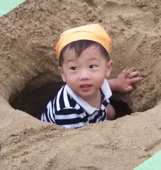 ผมกำลังร้องไห้กับสิ่งนี้ จีซองแก้มฟูใส่หมวกผ้ากำลังเล่นทราย(?) น่ารัก😭😭