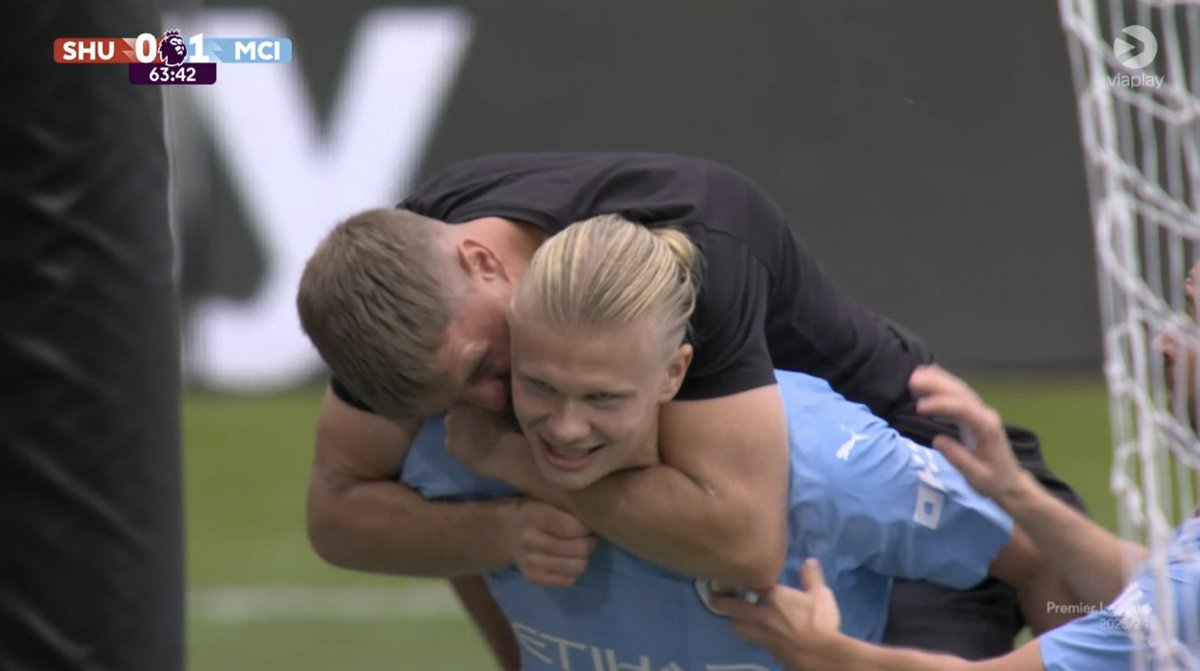 goalultinate's tweet photo. A ManCity fan climbed on Erling Haalands back after the goal ! 😅😂

#SHEMCI https://t.co/TdLJamP9eP