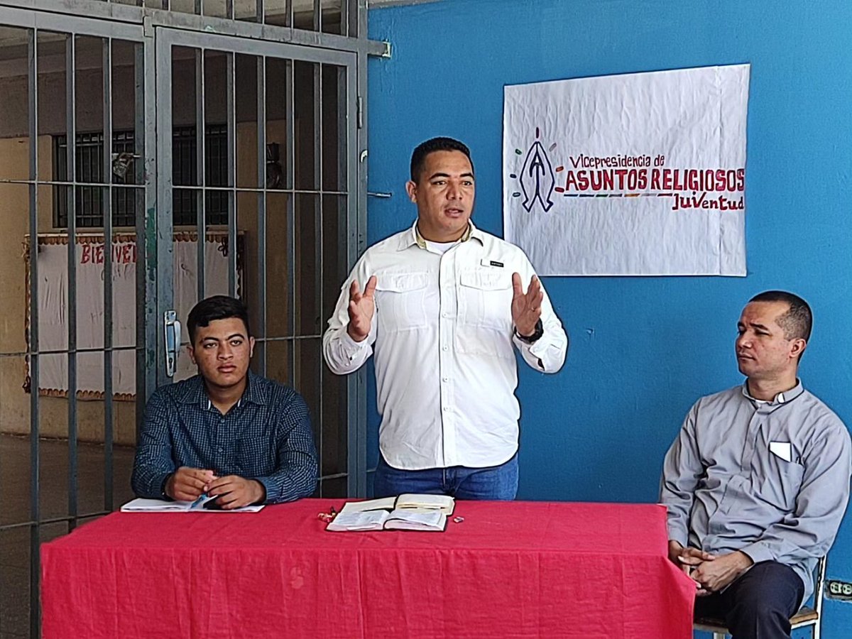 antoniohd_jpsuv's tweet photo. #TierraDePaz I encuentro de Asuntos Religioso en el municipio Mejia con las participacion del Sacerdote y Pastor@s. Pdte @NicolasMaduro Dip @nicmaduroguerra seguimos buscando un puesto de encuentro entre TODOS. Y aumentando la Fe en nuestro DIOS. @jorgerpsuv https://t.co/MI6q170Ssr
