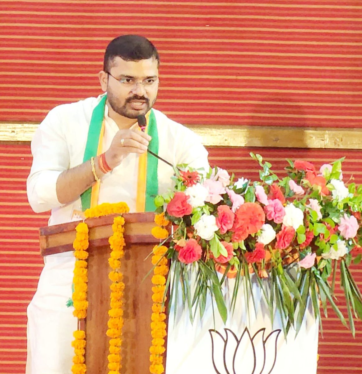 ankitchandelbjp's tweet photo. आज लखनऊ में आयोजित आईटी एवं सोशल मीडिया विभाग की प्रदेश कार्यशाला को मुख्यमंत्री श्री @myogiadityanath जी, प्रदेश अध्यक्ष श्री @Bhupendraupbjp जी, उपमुख्यमंत्री श्री @brajeshpathakup जी, प्रदेश महामंत्री (संगठन) श्री @idharampalsingh जी, …1/2 https://t.co/66AYY8BXnB