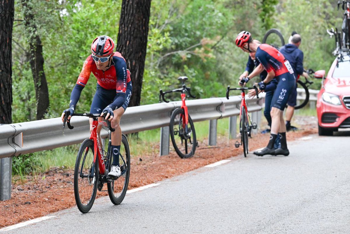 Farolillo_Rouge's tweet photo. ▶️ 2ª Etapa : 🚩 Mataró ➡️ 🏁 Barcelona

😡 BOICOT EN LA VUELTA A ESPAÑA

📍Muchos pinchazos en el pelotón que provoca que muchos corredores se detengan a cambiar de rueda e incluso de bicicleta

#LaVuelta23
📸 Vía: @cxcling https://t.co/1YKIVPnbS4