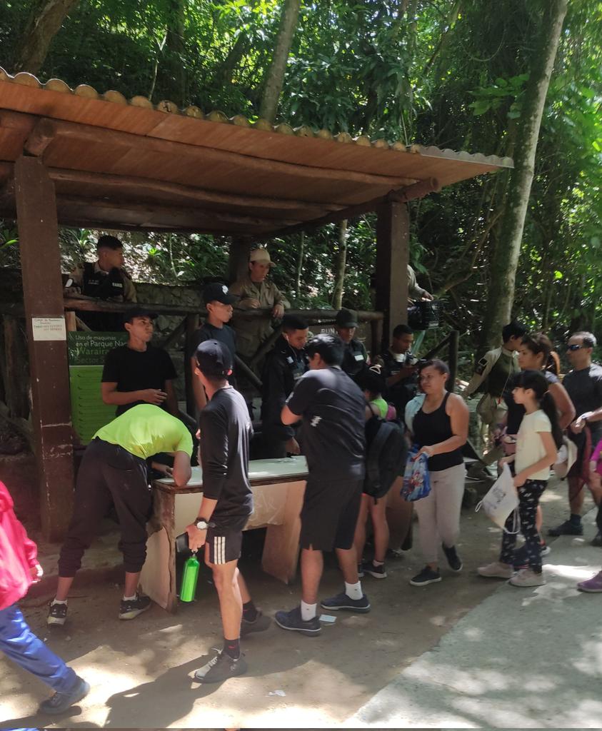 En la entrada de #Sabasnieves revisan los bolsos.