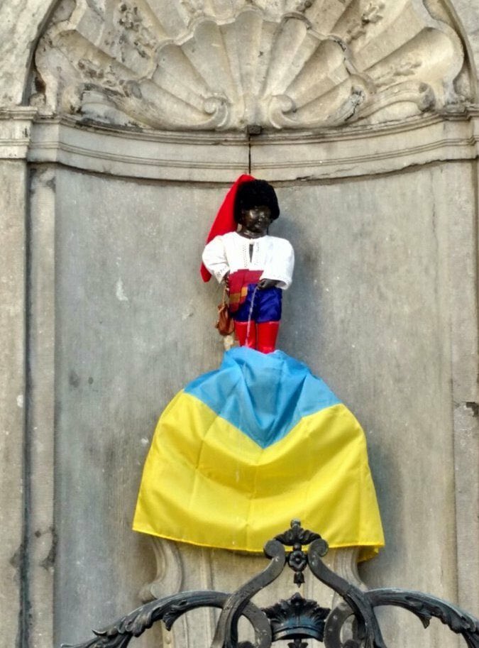 natalia29f's tweet photo. ⚡️В Брюсселе фонтан "ПИСАЮЩИЙ МАЛЬЧИК" нарядили в костюм казака на день независимости Украины, и ссыт он на флаг Украины. https://t.co/wA4SIrK5tZ