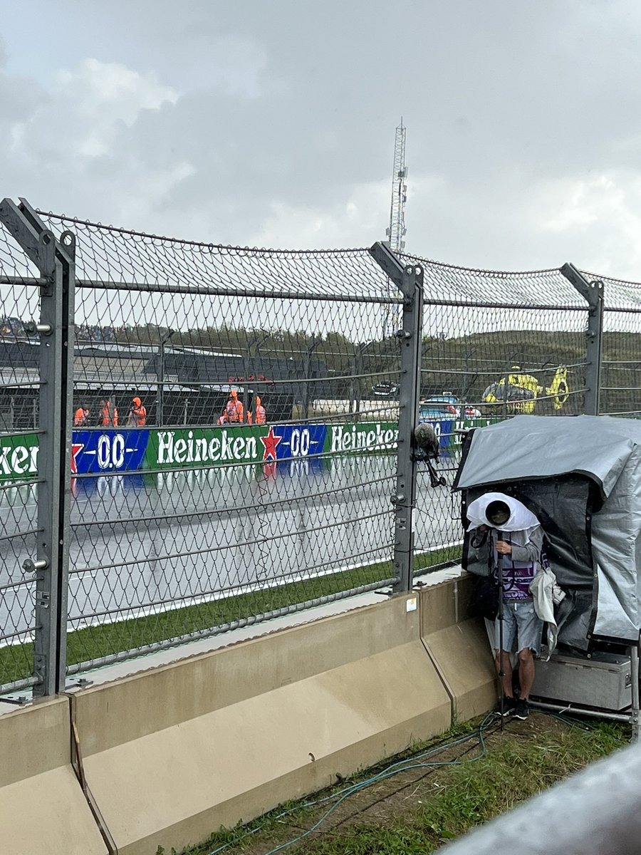 68simonek's tweet photo. Beetje nat in #ZandvoortGP @F1 maar wel gezellig! https://t.co/R4fqLZoNPf