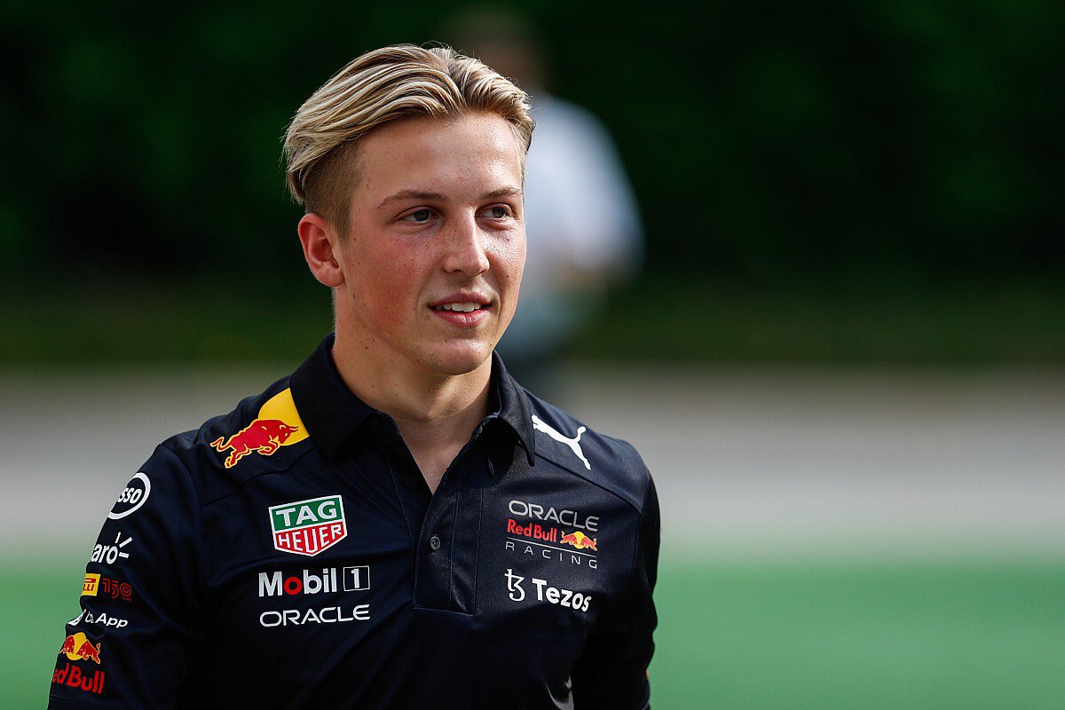AdrianMCF's tweet photo. Ha hecho un pedazo de fin de semana habiendo rodado como mucho 20 vueltas antes de la carrera.

Condiciones cambiantes, un coche a conocer y una pista muy difícil. Con todo esto, Liam Lawson no ha cometido ni un error, mis dieces. https://t.co/VJq9XJAGmx