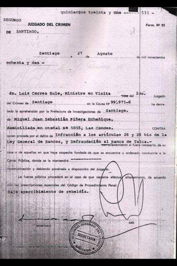 🔴 Un poco de historia

El 27 de agosto de 1982 el juez Luis Correa Bulo ordenó el arresto de Sebastián Piñera por fraude contra el Banco de Talca. La orden sentenció que Piñera había sido autor de infracciones a la Ley General de Bancos, a la vez que era cómplice por cargos de