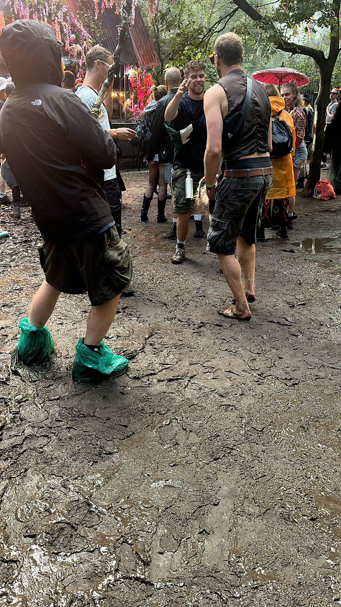 #pamandJJ back at <a href="/lostvillagefest/">Lost Village</a> sound levels good can’t complain🔊, MORE BARK AND DECKING NEEDED I AINT SHREK AND I DONT WANNA LIVE IN A SWAMP BABBEHH, ps pls arrest naked bare footed man needs to go milbrook asap
