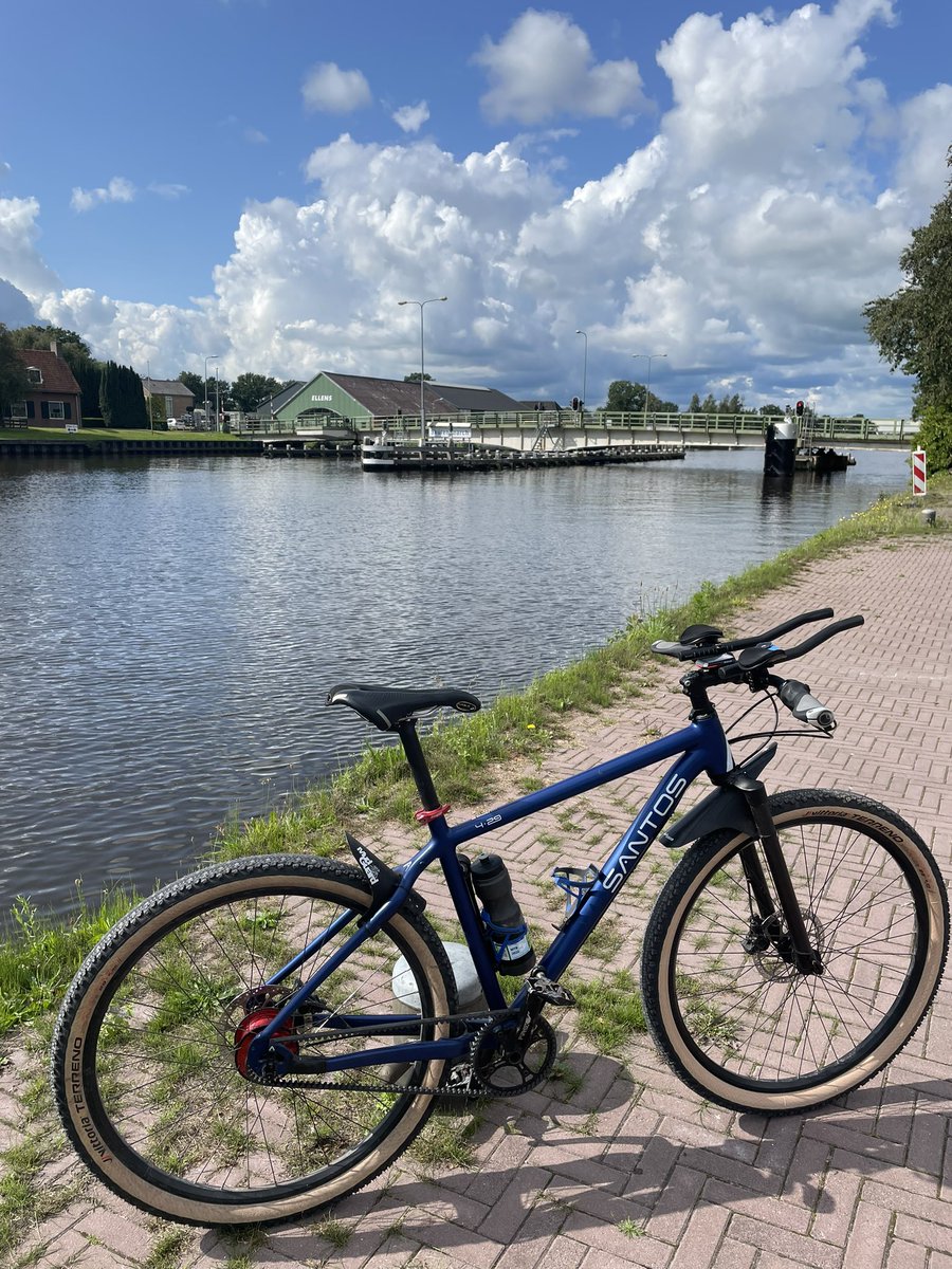 Geen zomerweer, maar wel mooie luchten. <a href="/SantosBikes/">SantosBikes</a> <a href="/GerritHiemstra/">Gerrit Hiemstra</a> <a href="/OmropFryslan/">Omrop Fryslân</a> <a href="/provfryslan/">Provincie Fryslân</a> #sky #clouds