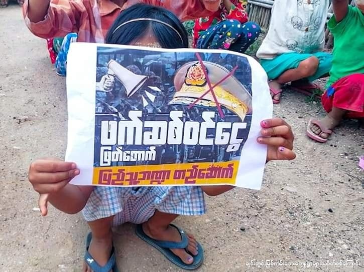 ElinaCHO8's tweet photo. #Chintwin river strike committee led the protest with the determined local people, hold the banner “Cut the income of the fascist military and build the people’s finance” and to boycott the military products, today on the 25th August. #HelpMyanmarIDPs
#WhatsHappeningInMyanmar https://t.co/SP5eaPFszW