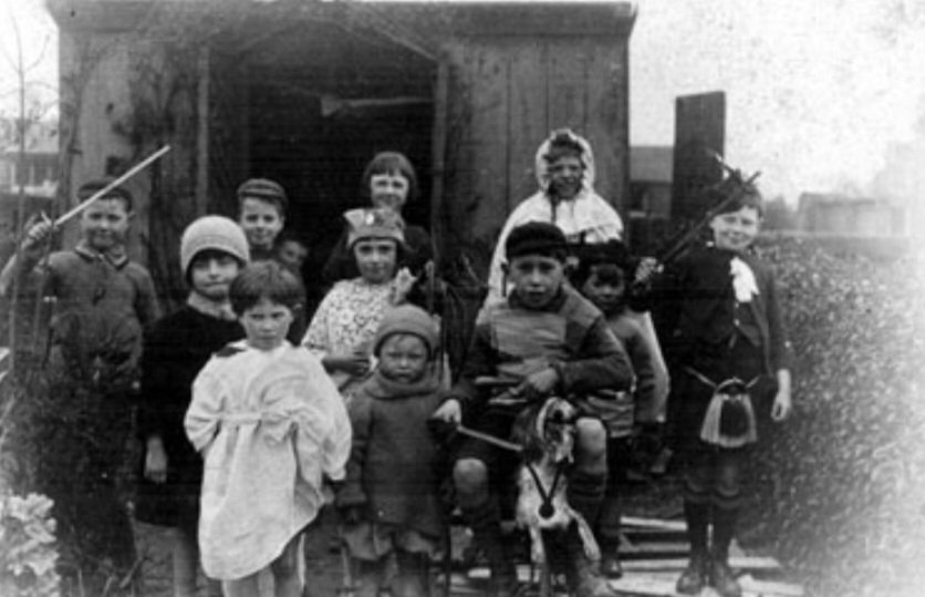 Childrens dressing up
games, rear of Lee's
fruitshop, 207 Bellhouse
Road, Shiregreen, 1924