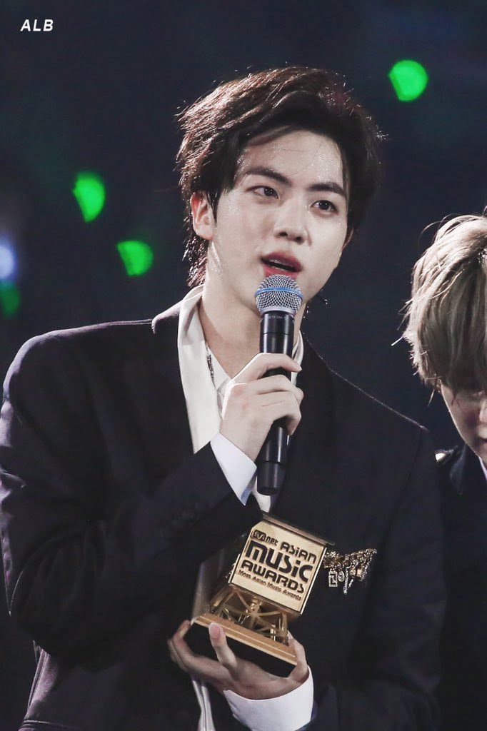 wolfieKSJ's tweet photo. 1: #2018GMA #JIN 🔥
2: #2019MAMA #Jin💥
When he spoke against chart manipulation💥
Purity of His Thoughts❣️
Purity of His Words❣️
Purity of His Deeds❣️
I love his HONESTY💓 it makes him even more attractive🔥💥
Yes Mr. Kim Seokjin..MUSIC SHOULD BE DONE IN AN  HONEST WAY🙌👏👍😉😎 https://t.co/uFBgfbovfD