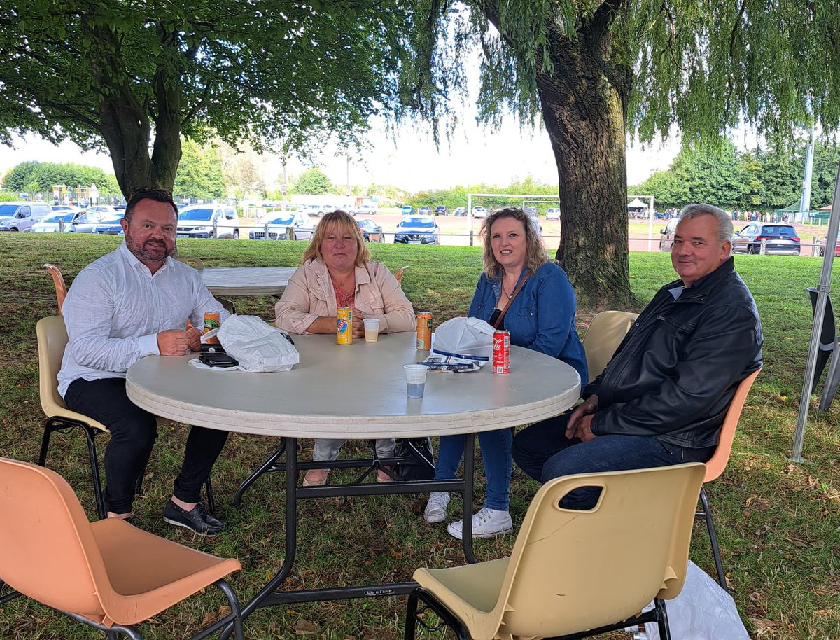 BrunoBilde's tweet photo. Quel plaisir dâĂȘtre Ă #Violaines pour le marchĂ© artisanal local organisĂ© par lâAS football Violaines.
De belles rencontres et des discussions passionnées avant la rentrée parlementaire. https://t.co/v9q5jRzT6R