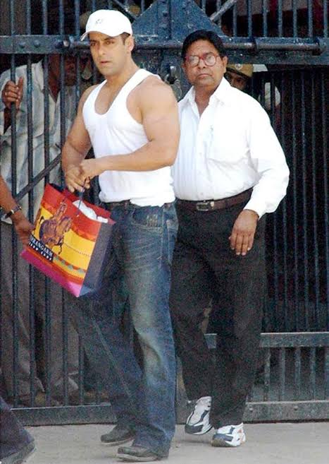 Salman Khan if he didn't have nepo father and ofcourse Telugu and Tamil remakes to bail out his disaster career in 2000s.

List of disasters by nepo grandpa: KBKJ,Godfather,Antim,Radhe,Loveyatri,Race 3 (RIP Physics 😄),Tubelight,Veer,LondonDreams,MAMK,Heroes,GTGH,MARIGOLD.