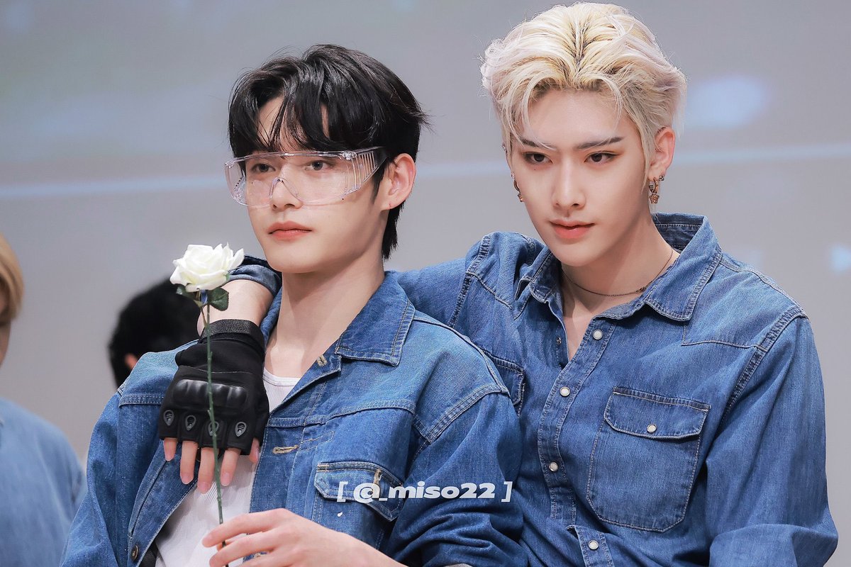 jiwoongiez's tweet photo. this picture is powerful https://t.co/254tSuYkxM
