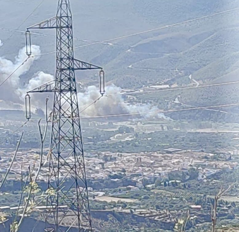 Asvogra's tweet photo. InfoAsVoGra > #IFOrgiva 27/08/2023 12:01 h
Imágenes que nos envían colaboradores y vecinos de la zona próxima al incendio 📷 donde nos dicen que hay un fuerte viento 💨.
@E112Andalucia
@Plan_INFOCA
@VOSTandalucia https://t.co/7r7D8zIa4Q