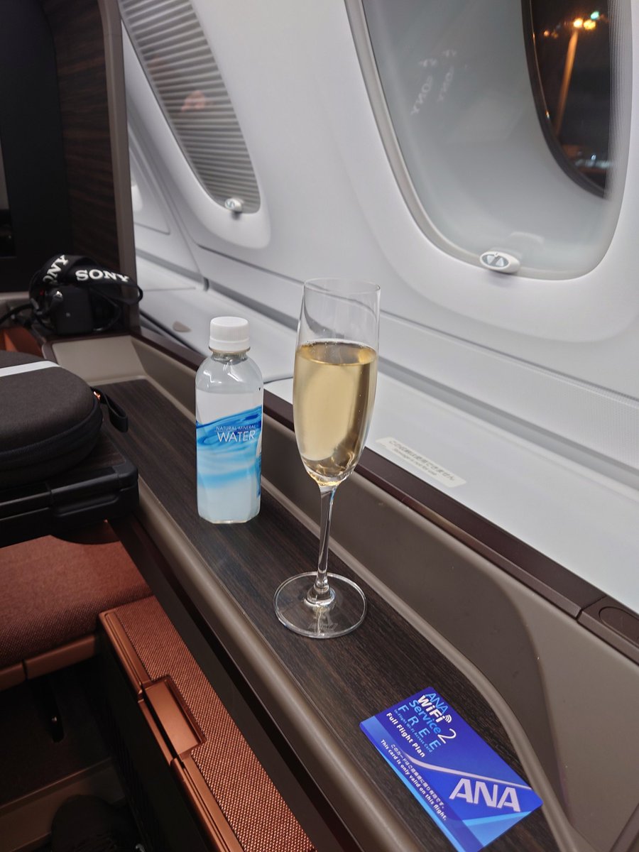 monsieur_hiroki's tweet photo. ご搭乗ありがとうございます🐢✈️
ANA184便ホノルル行きでございます。
ウェルカムドリンクは、何に致しましょうか❔(シャンパンとミネラルウォーターでお願いいたします🍾)

#ANA
#NH184 
#ホノルル行き
#ファーストクラス https://t.co/u7VR23HYAV