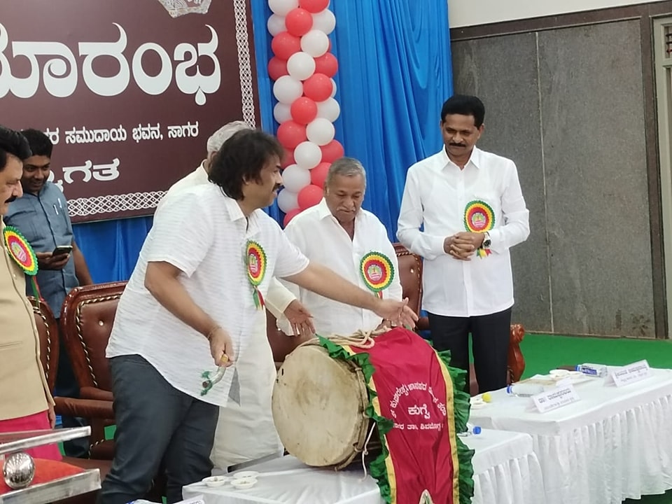 Madhu_Bangarapp's tweet photo. ಸಾಗರ ಪ್ರಾಂತ್ಯ ಈಡಿಗರ ಸಂಘದ ವತಿಯಿಂದ ಈಡಿಗರ ಸಮುದಾಯ ಭವನದಲ್ಲಿ ಏರ್ಪಡಿಸಿದ್ದ ಅಭಿನಂದನಾ ಸಮಾರಂಭದಲ್ಲಿ ಪಾಲ್ಗೊಂಡ ಸನ್ಮಾನ ಸ್ವೀಕರಿಸಿ ಮಾತನಾಡಿದೆ...
ಸಮಾರಂಭದಲ್ಲಿ ಮಾಜಿ ಸಚಿವರಾದ ಕಾಗೋಡು ತಿಮ್ಮಪ್ಪನವರು, ಸಿಗಂದೂರು ಧರ್ಮದರ್ಶಿ ರಾಮಪ್ಪ ನವರು ಹಾಗೂ ಶಾಸಕರಾದ ಬೇಳೂರು ಗೋಪಾಲಕೃಷ್ಣ, ಭೀಮಣ್ಣ ನಾಯ್ಕ ಉಪಸ್ಥಿತರಿದ್ದರು.
#Ediga https://t.co/IrdgxjETDf