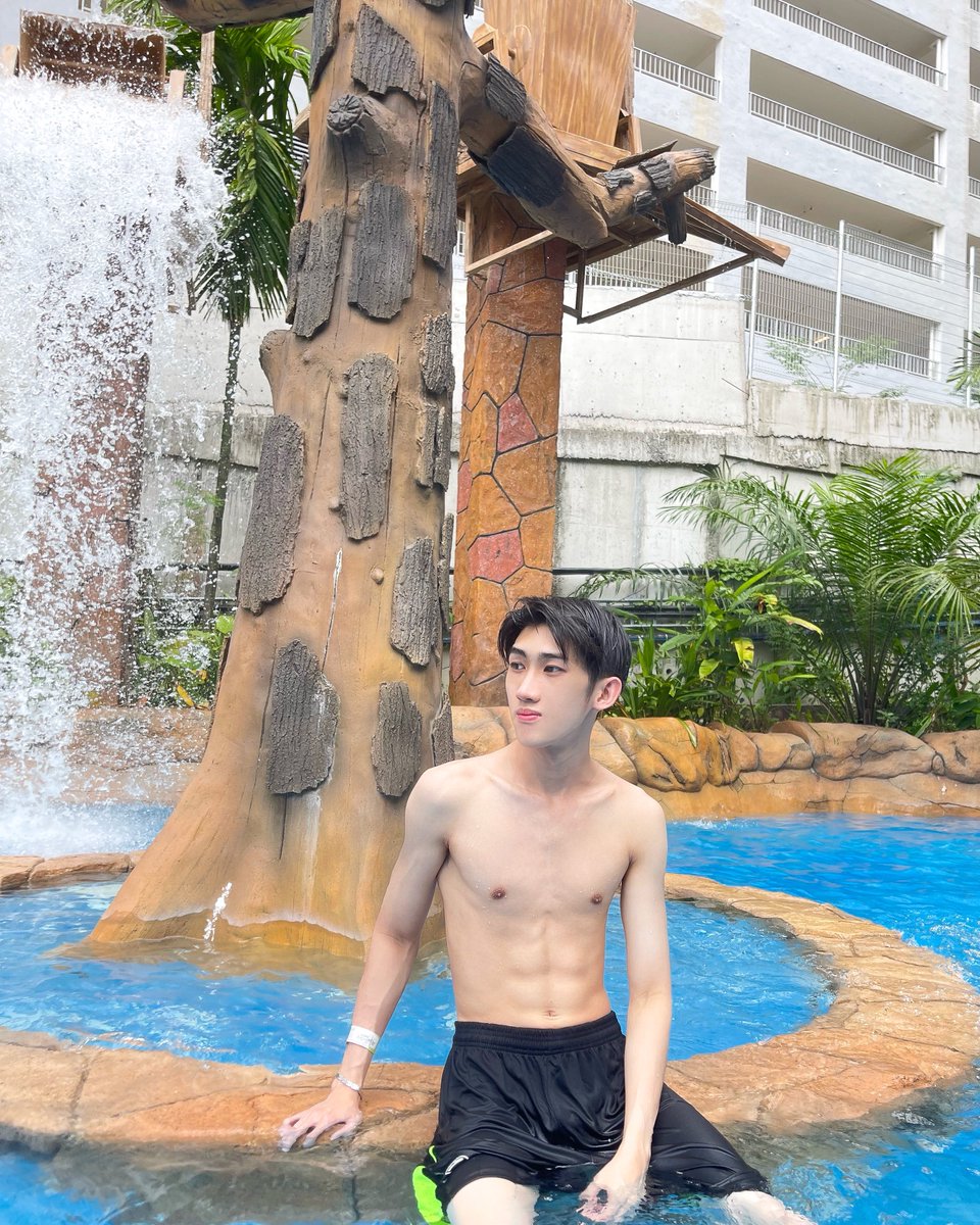 是叫你陪我一起玩水，不是叫你看腹肌