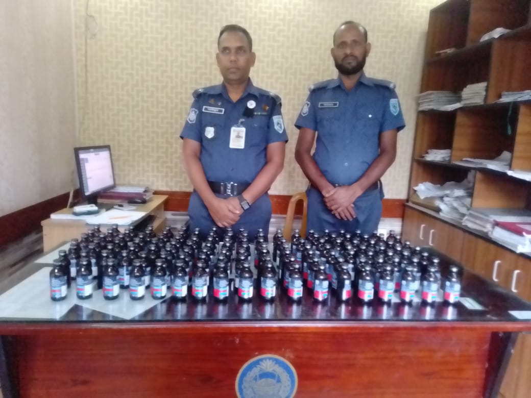 পুলিশের উপস্থিতি টের পেয়ে ফেন্সিডিল ফেলে পালিয়ে গেল মাদক ব্যবসায়ী