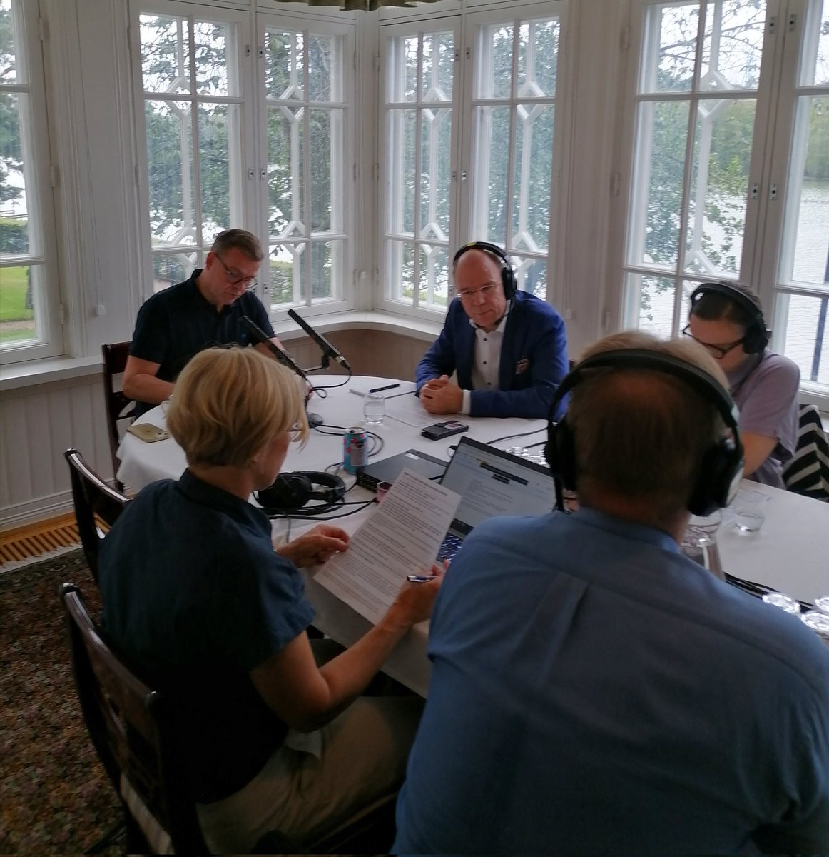 Syksyn merkki. Pääministerin haastattelutunti alkamassa Kesärannassa.